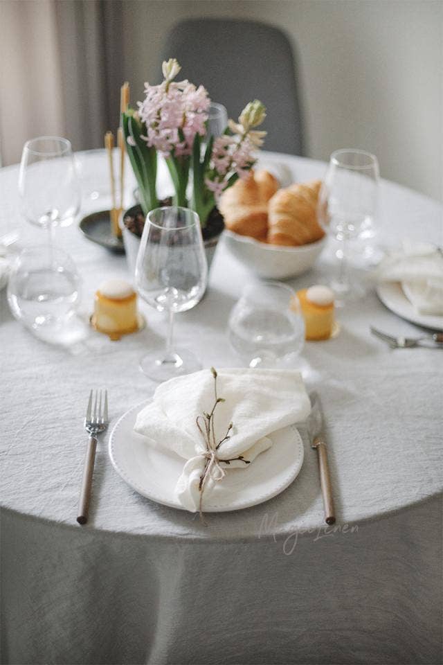 Round linen tablecloth -