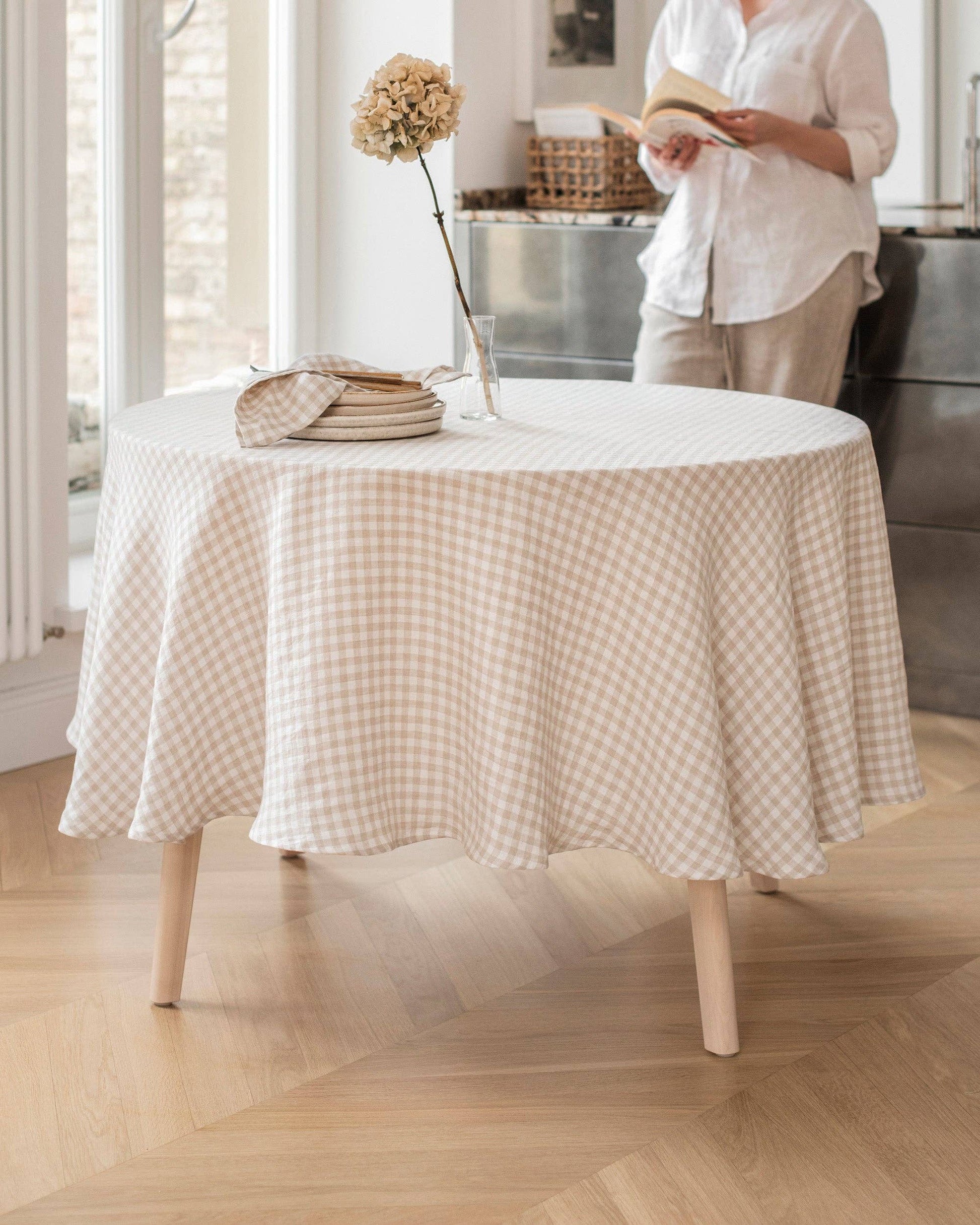 Round linen tablecloth -