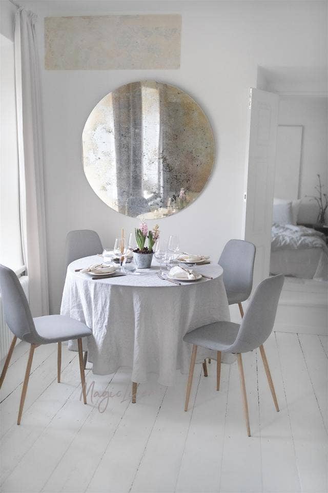 Round linen tablecloth -